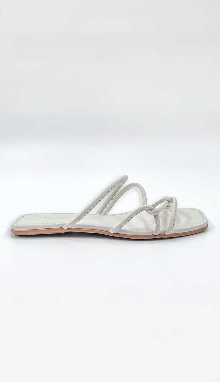 x Maneo Lisa Scandals by The Handloom - a leather scandal in creme side view 2- Paula & Chlo
