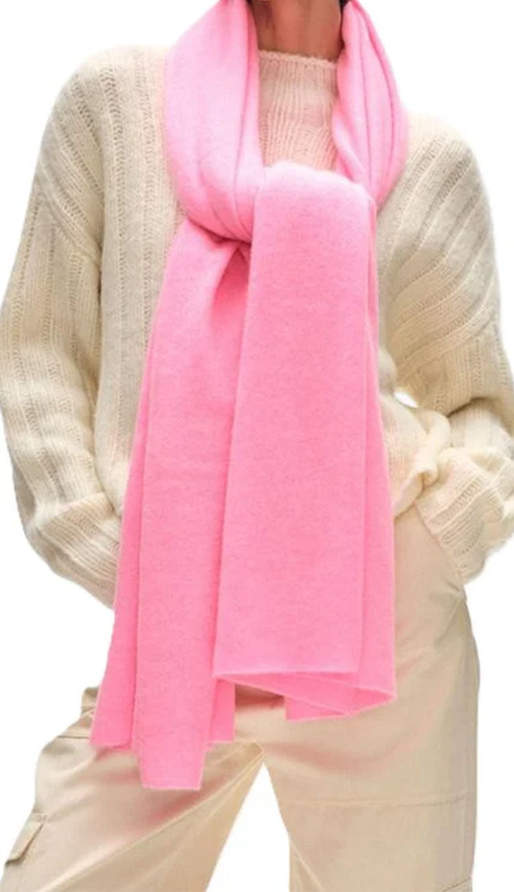 WHITE AND WARREN TRAVEL WRAP PINK BUDS ON A PERSON WEARING A CREAM SWEATER AND PANTS WITH A WHITE BACKGROUND.
