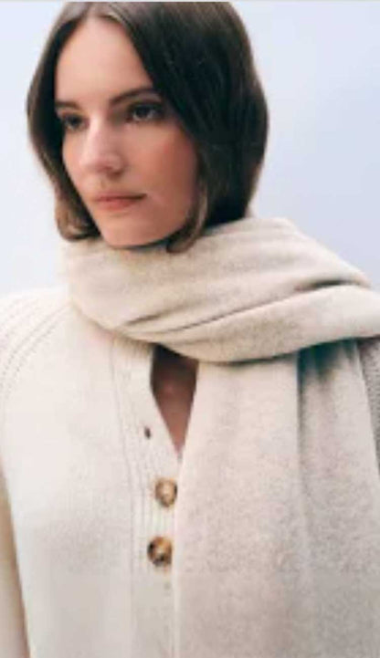 White + Warren cashmere travel wrap in Natural Heather a lightweight rectangular 100% cashmere wrap styled as a scarf.