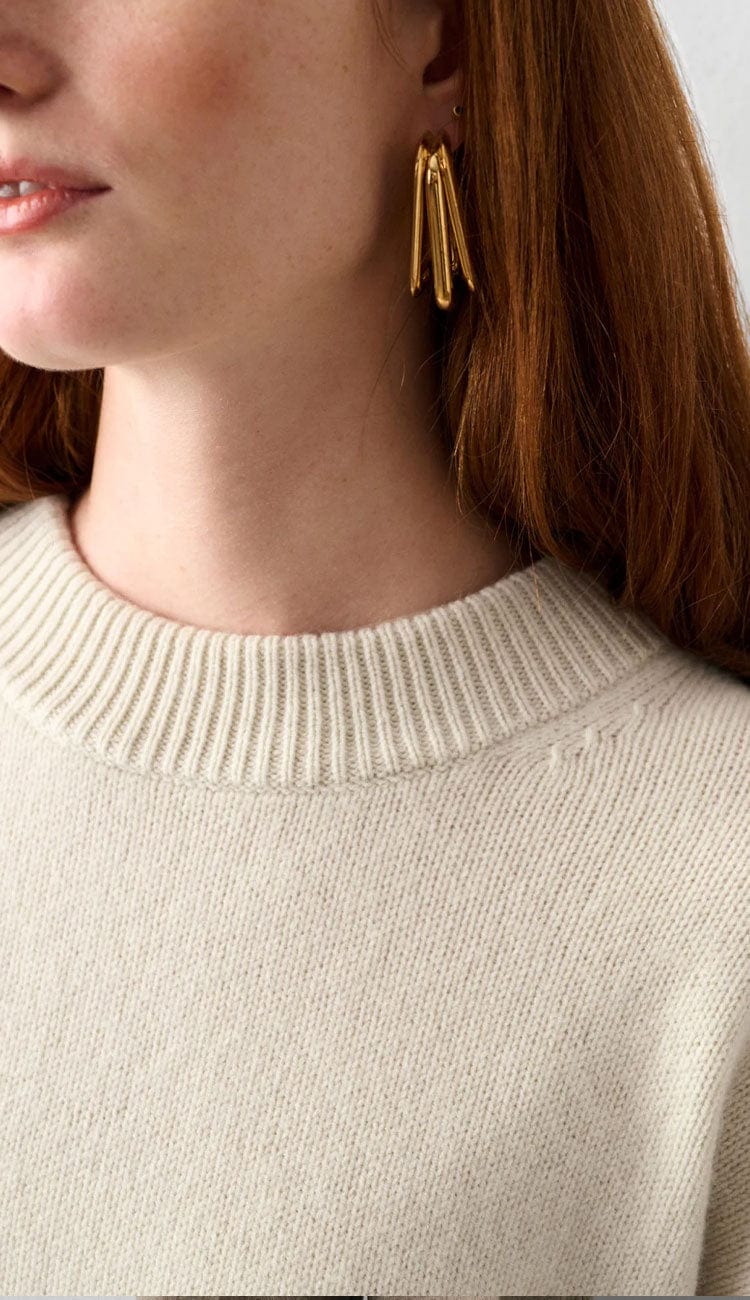 White + Warren Cozy Crewneck Sweater in Ivory merino wool and cashmere - detailed view. Paula & Chlo